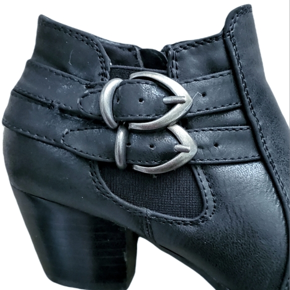 Baretraps Cute Black ankle boot with double side buckle. - Picture 4 of 8